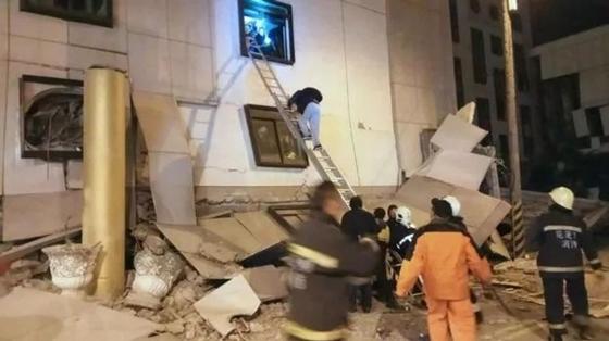 Землетрясение на Тайване: двое погибших, более 100 раненых Землетрясение на Тайване: двое погибших, более 100 раненых