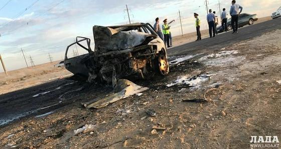 После ДТП близ Жанаозена сгорел автомобиль (фото, видео) После ДТП близ Жанаозена сгорел автомобиль (фото, видео)