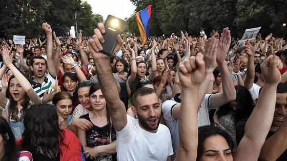 Протесты в Армении: встреча лидера оппозиции с премьер-министром сорвалась Протесты в Армении: встреча лидера оппозиции с премьер-министром сорвалась