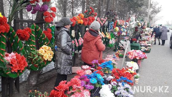 Павлодарцы накрывают столы на кладбище как в элитном ресторане Павлодарцы накрывают столы на кладбище как в элитном ресторане