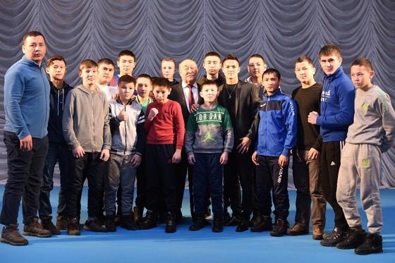 Сәбит Әбдіқалықов танымал боксшыға Шымкенттің қызын алып беретінін айтты Сәбит Әбдіқалықов танымал боксшыға Шымкенттің қызын алып беретінін айтты