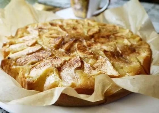 Шарлотка с яблоками на бумаге для выпекания Шарлотка с яблоками на бумаге для выпекания