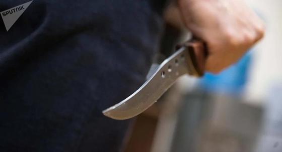 Парень ударил девушку ножом после признания в любви Парень ударил девушку ножом после признания в любви