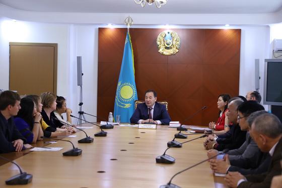 Маңғыстау облысының әкімі қоғам белсенділерімен кездесті Маңғыстау облысының әкімі қоғам белсенділерімен кездесті