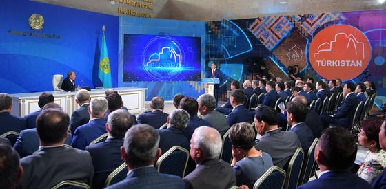 Назарбаев поручил миллиардеру построить здание в Туркестане Назарбаев поручил миллиардеру построить здание в Туркестане