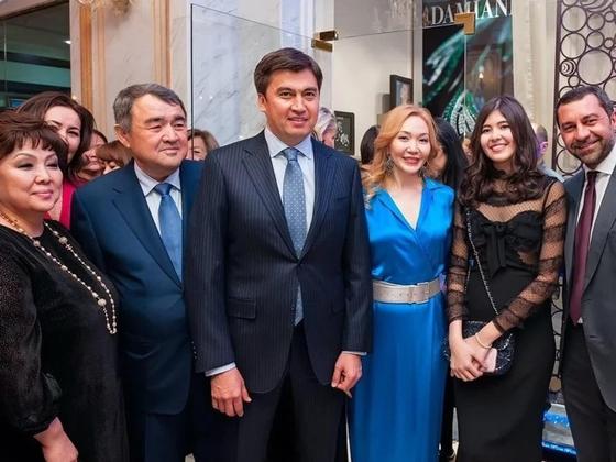 Көптен көрінбеген Әбдірахымовтың әйелімен түскен суреті пайда болды Көптен көрінбеген Әбдірахымовтың әйелімен түскен суреті пайда болды