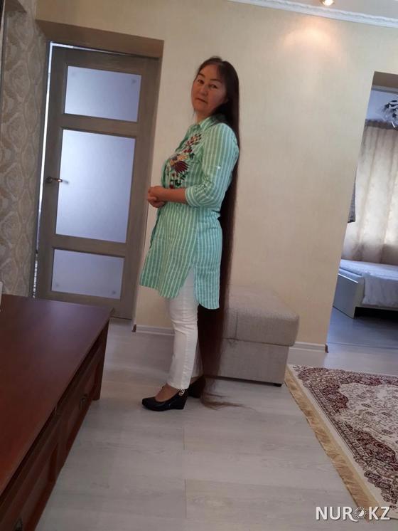 Лаураның анасы Гүлмира Төлеуханқызының да шашы тобығына түскен. Фото: NUR.KZ. Лаураның анасы Гүлмира Төлеуханқызының да шашы тобығына түскен. Фото: NUR.KZ.