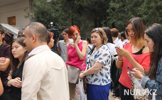 Не готовился и не волнуюсь: алматинские выпускники сдают ЕНТ (Фото) Не готовился и не волнуюсь: алматинские выпускники сдают ЕНТ (Фото)
