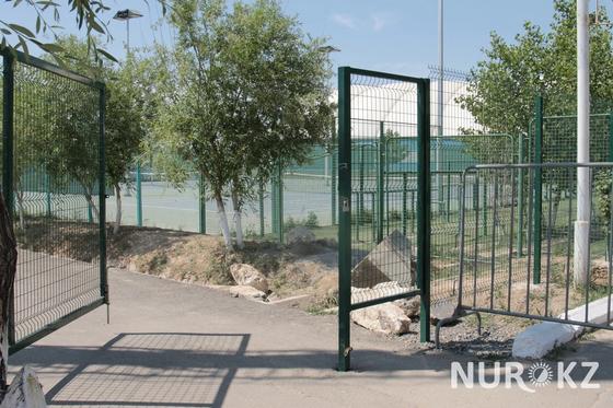 Памятный камень спортсмену выкинули в арык после реакции имама в Кызылорде Памятный камень спортсмену выкинули в арык после реакции имама в Кызылорде