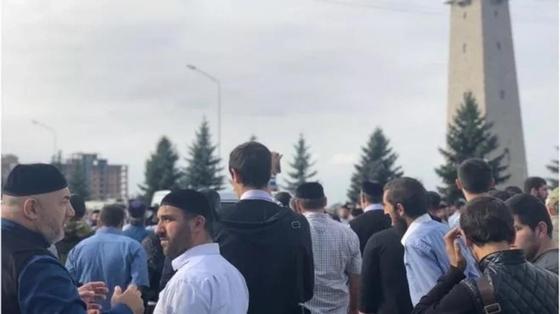 Жители Ингушетии вышли протестовать против соглашения о границе с Чечней Жители Ингушетии вышли протестовать против соглашения о границе с Чечней