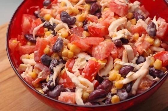 Салат с курицей, кукурузой и красной фасолью Салат с курицей, кукурузой и красной фасолью