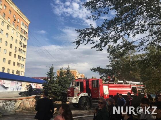 Многоэтажный дом загорелся в Актобе Многоэтажный дом загорелся в Актобе