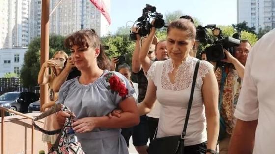 Суд в Москве арестовал трех сестер, признавшихся в убийстве своего отца Суд в Москве арестовал трех сестер, признавшихся в убийстве своего отца