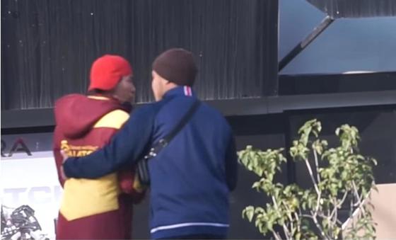 Алматинский пранкер пристает к прохожим и отбирает у них вещи (видео) Алматинский пранкер пристает к прохожим и отбирает у них вещи (видео)