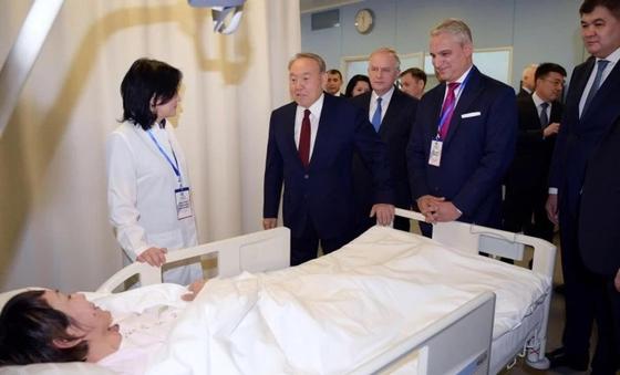 Назарбаев посетил обучающий центр роботизированной хирургии в Астане (фото) Назарбаев посетил обучающий центр роботизированной хирургии в Астане (фото)
