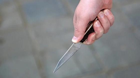 9 сынып оқушысы сабақ үстінде сыныптасының арқасына пышақ қадап тастады. Көрнекі фото: Mir24.tv 9 сынып оқушысы сабақ үстінде сыныптасының арқасына пышақ қадап тастады. Көрнекі фото: Mir24.tv