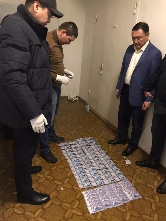 Ерлан Біләлдің пара алу кезіндегі ұсталған сәті. Ерлан Біләлдің пара алу кезіндегі ұсталған сәті.