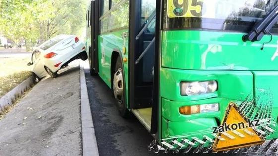Автобус столкнул в арык легковой автомобиль в Алматы (фото) Автобус столкнул в арык легковой автомобиль в Алматы (фото)