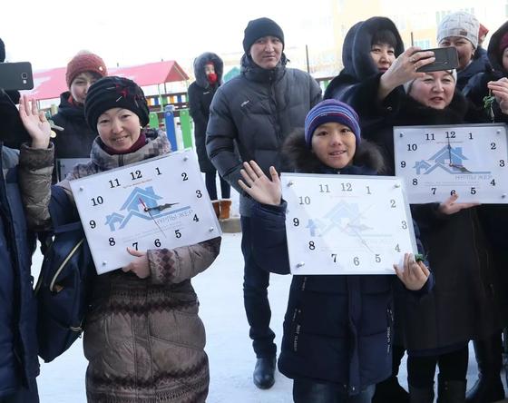 В Актобе многодетные семьи, дети-сироты и инвалиды получили квартиры по программе «Нұрлы жер» В Актобе многодетные семьи, дети-сироты и инвалиды получили квартиры по программе «Нұрлы жер»