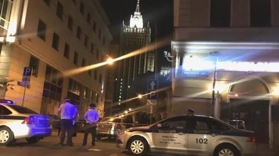 Мужчина, стрелявший в полицейских в Москве, умер от смертельной раны Мужчина, стрелявший в полицейских в Москве, умер от смертельной раны