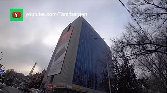 По словам экс-депутата это здание фигурирует в уголовном деле о хищениях Аблязова. Скриншот видео YouTube По словам экс-депутата это здание фигурирует в уголовном деле о хищениях Аблязова. Скриншот видео YouTube
