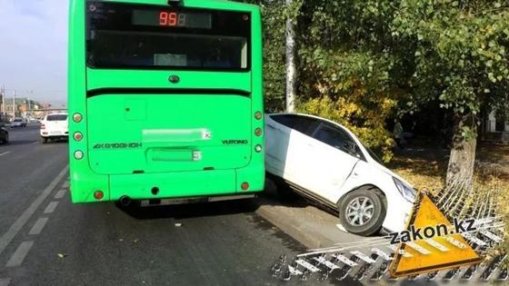 Автобус столкнул в арык легковой автомобиль в Алматы (фото) Автобус столкнул в арык легковой автомобиль в Алматы (фото)