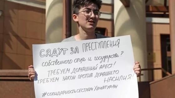 Суд в Москве арестовал трех сестер, признавшихся в убийстве своего отца Суд в Москве арестовал трех сестер, признавшихся в убийстве своего отца