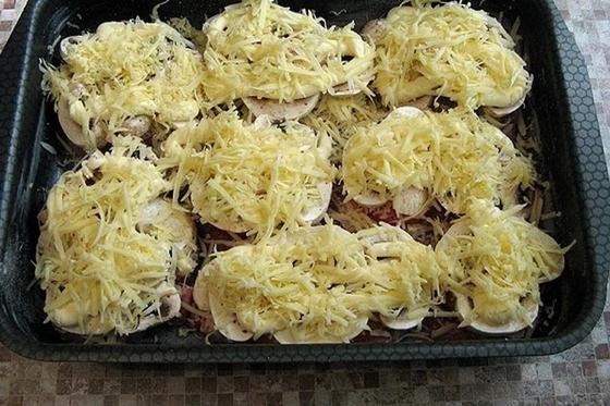 Свинина с луком и грибами под сыром Свинина с луком и грибами под сыром
