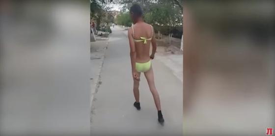 Парень разгуливал в купальнике и носках по улицам Актау Парень разгуливал в купальнике и носках по улицам Актау