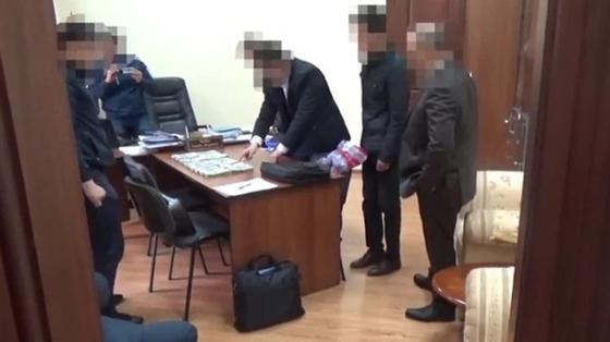 Главу управления Генпрокуратуры Кыргызстана задержали с крупной взяткой (видео) Главу управления Генпрокуратуры Кыргызстана задержали с крупной взяткой (видео)