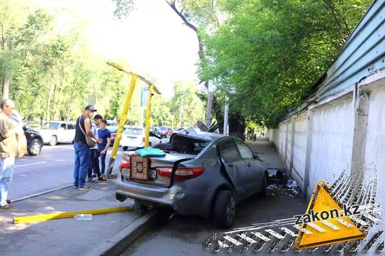Kia разнесла остановку в Алматы (фото) Kia разнесла остановку в Алматы (фото)