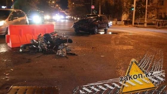 Лихач-мотоциклист на высокой скорости влетел в легковой автомобиль в Алматы (фото) Лихач-мотоциклист на высокой скорости влетел в легковой автомобиль в Алматы (фото)