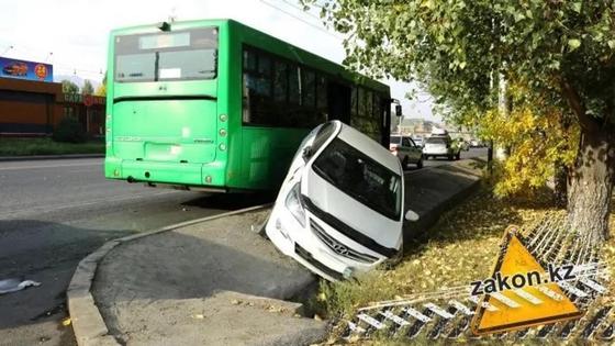Автобус столкнул в арык легковой автомобиль в Алматы (фото) Автобус столкнул в арык легковой автомобиль в Алматы (фото)