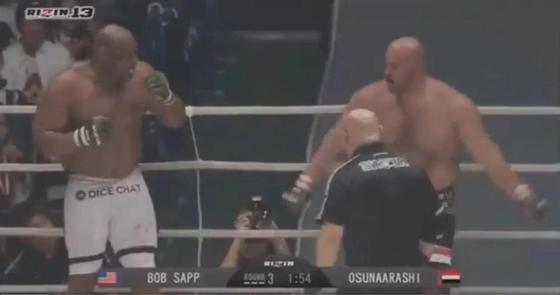 Бойцы MMA устали во время поединка и бросили драться (видео) Бойцы MMA устали во время поединка и бросили драться (видео)