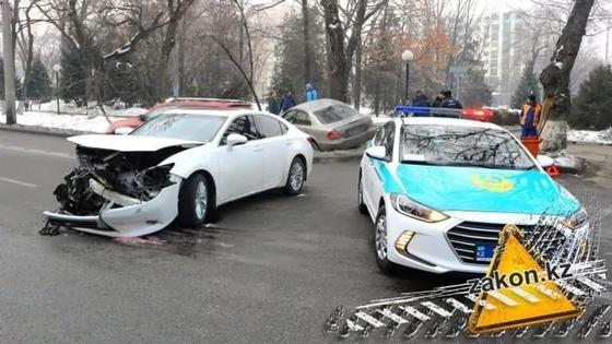 Mercedes и Lexus столкнулись в Алматы на повороте к акимату (фото) Mercedes и Lexus столкнулись в Алматы на повороте к акимату (фото)