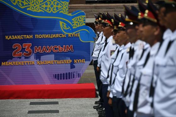 Мадина Садвакасова, Али Окапов, Беркут: грандиозный концерт устроили для полицейских Алматы Мадина Садвакасова, Али Окапов, Беркут: грандиозный концерт устроили для полицейских Алматы