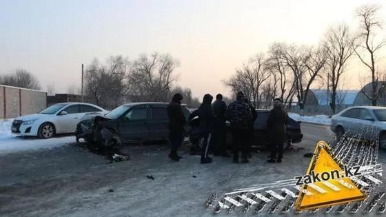 Алматыда ірі жол апатынан бес адам зардап шекті Алматыда ірі жол апатынан бес адам зардап шекті