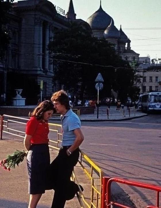 Кеңестік кезеңде қыз бен жігіттің кездесуі қалай өткен? Кеңестік кезеңде қыз бен жігіттің кездесуі қалай өткен?