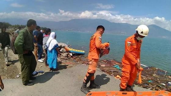 Землетрясение и цунами в Индонезии: более 800 погибших Землетрясение и цунами в Индонезии: более 800 погибших