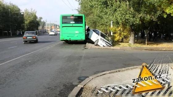 Автобус столкнул в арык легковой автомобиль в Алматы (фото) Автобус столкнул в арык легковой автомобиль в Алматы (фото)