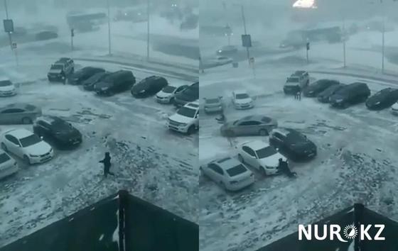 Человека в Астане снесло диким ветром и бросило на машину (видео) Человека в Астане снесло диким ветром и бросило на машину (видео)