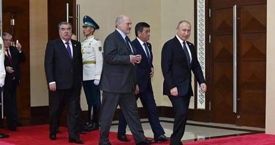 Путин обнял Назарбаева на саммите ОДКБ в Астане Путин обнял Назарбаева на саммите ОДКБ в Астане