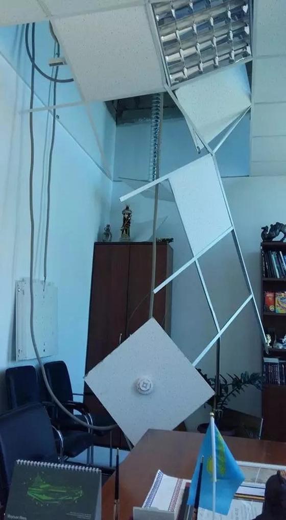 Ақтөбеде күні кеше ашылған "Өнер орталығының" төбесі опырылып түсті (фото, видео) Ақтөбеде күні кеше ашылған "Өнер орталығының" төбесі опырылып түсті (фото, видео)