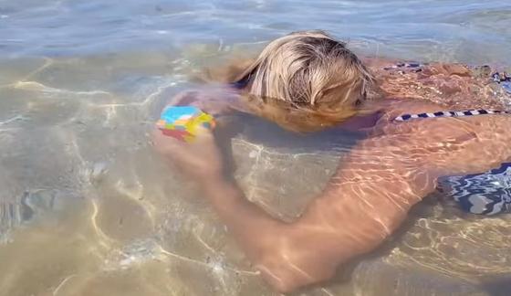 Жительница Актау собрала кубик Рубика под водой за полторы минуты Жительница Актау собрала кубик Рубика под водой за полторы минуты