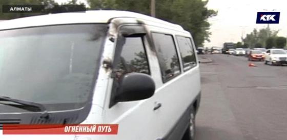 Десять машин оказались в огненном кольце из-за обрыва троллейбусных линий в Алматы Десять машин оказались в огненном кольце из-за обрыва троллейбусных линий в Алматы