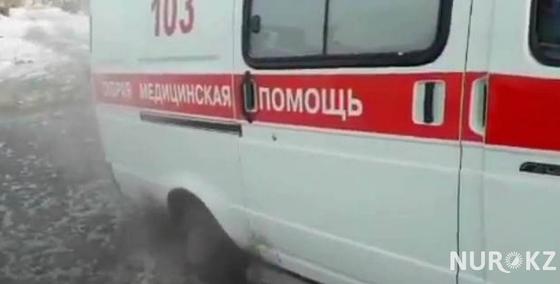 Спешившая на спасение отравившегося ребенка "cкорая" застряла в яме в Караганде Спешившая на спасение отравившегося ребенка "cкорая" застряла в яме в Караганде