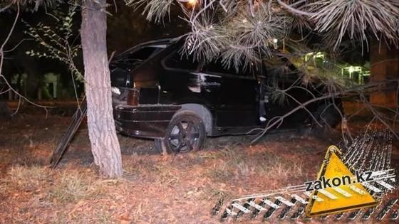 Лада улетела в разделительную аллею после столкновения с Mercedes в Алматы (фото) Лада улетела в разделительную аллею после столкновения с Mercedes в Алматы (фото)