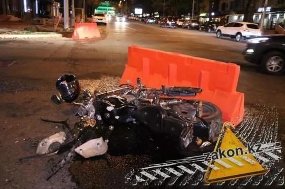 Лихач-мотоциклист на высокой скорости влетел в легковой автомобиль в Алматы (фото) Лихач-мотоциклист на высокой скорости влетел в легковой автомобиль в Алматы (фото)