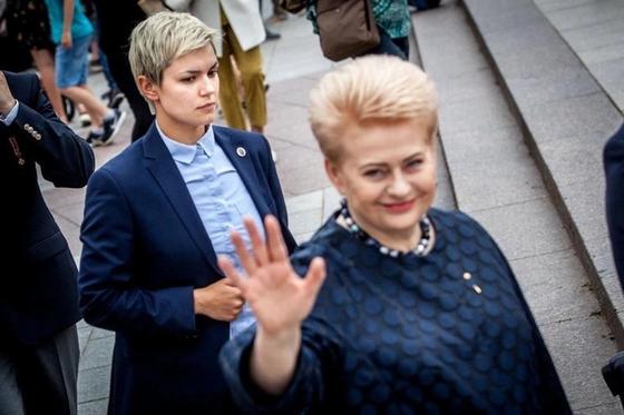 "Смертельно красив": Телохранитель президента крадет сердца мужчин (фото) "Смертельно красив": Телохранитель президента крадет сердца мужчин (фото)