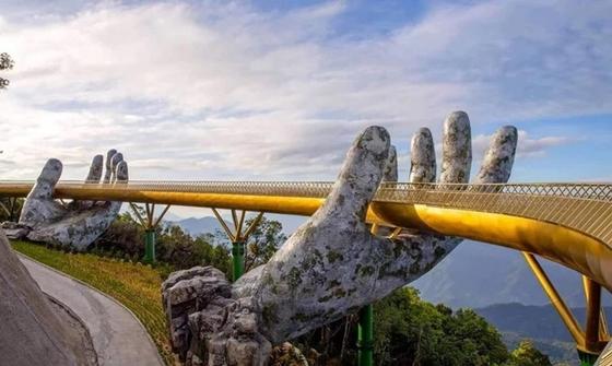 Золотой мост в Дананге стал звездой Instagram Золотой мост в Дананге стал звездой Instagram
